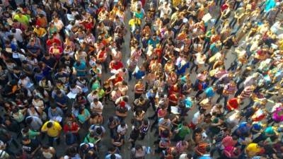 Miles de estudiantes llegaron desde temprano para someterse a la prueba de aptitud en la Unah-vs de San Pedro Sula.