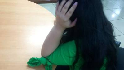 La joven acudió en busca de ayuda al ver que inexplicablemente confió sus pertenencias a dos desconocidas.