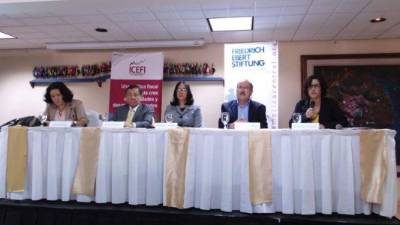 Entre los analistas que presentaron el informe ayer en Tegucigalpa, destaca el economista Hugo Noé Pino. Foto: Icefi