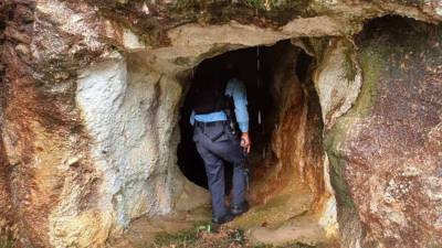 Se presume que el quinto cuerpo que falta estaría aún más lejos, a una distancia similar pues ya han avanzado casi una hora de donde encontraron los segundos dos fallecidos y no dan con su paradero.