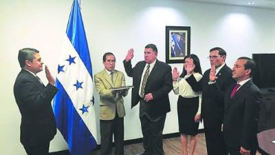 El presidente Juan Orlando Hernández junto con el ministro Rigoberto Chang Castillo juramentó el jueves por la noche a los funcionarios.