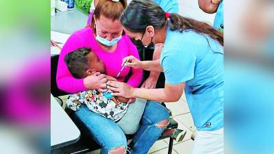 Ayer, decenas de madres acudieron con sus hijos menores para ser vacunados.