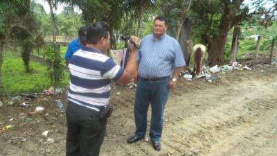 El alcalde Ricardo Alvarado en el basurero municipal de Omoa.