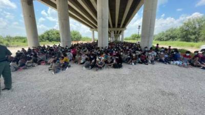 Cientos de inmigrantes fueron procesados para su deportación bajo un puente en Texas.//Twitter.