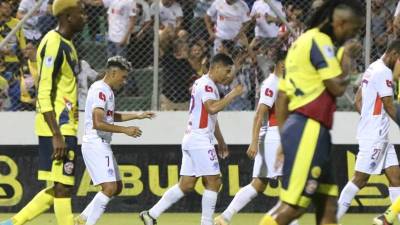 José Mario Pinto celebrando el gol anotado en el primer tiempo del Génesis vs Olimpia.