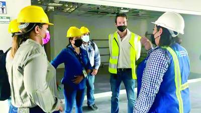 Personal de la Administración Aduanera de Honduras y de Palmerola durante la visita que hicieron ayer. Foto: Cortesía.