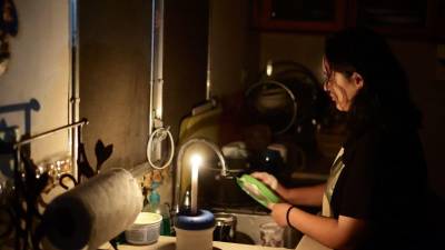 Los apagones tienen de rodillas al todo el país.