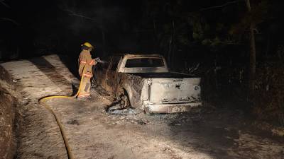 Los bomberos, tras extinguir el fuego, hicieron el hallazgo de los restos mortales de personas calcinadas en el interior del automotor.