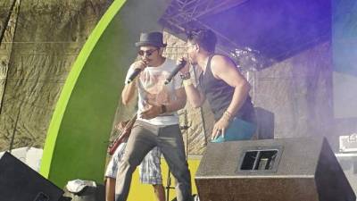 Los Bohemios durante su actuación musical.