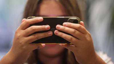 La Asamblea Nacional francesa aprobó este lunes el proyecto de ley para prohibir el acceso a las redes sociales a los menores de 15 años y vetar los móviles en los colegios, con el objetivo de que la medida pueda aplicarse desde el comienzo del próximo curso escolar.