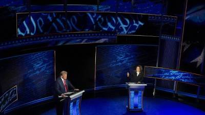 El candidato presidencial republicano Donald J. Trump y la candidata presidencial demócrata a la vicepresidencia de EE.UU. Kamala Harris durante el debate presidencial organizado por ABC News en el National Constitution Center de Filadelfia, Pensilvania, EE.UU.