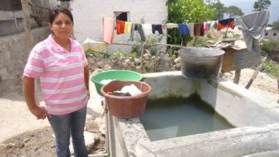 Los vecinos sufren porque deben almacenar el líquido durante más de una semana.