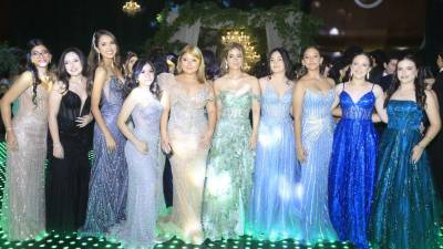 Grupo de alumnas recién graduadas de la Franciscan School, quienes ahora se preparan para asistir a diferentes universidades del país y del extranjero.