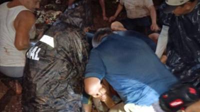 La vivienda donde residían las victimas fue soterrada tras el colapso de un muro.