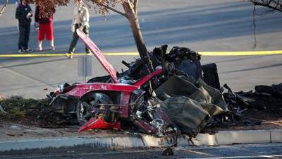 Así quedó el Porsche en que se movilizaba Paul Walker al momento del accidente.