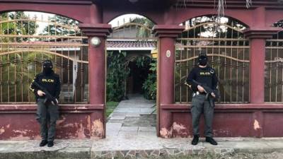 En el operativo se incautaron varias propiedades, además de vehículos.