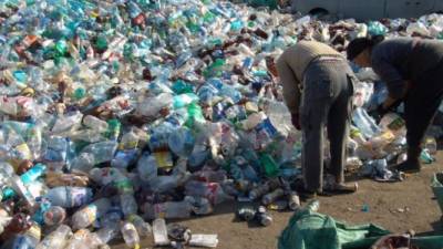 La Fundación Ellen MacArthur anunció que 11 marcas líderes, productoras y comercializadoras de envases y empaques prometieron usar plástico 100% resusable y reciclable