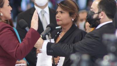 Jueza Karla Romero, ingeniero Luis Redondo y presidenta Xiomara Castro.