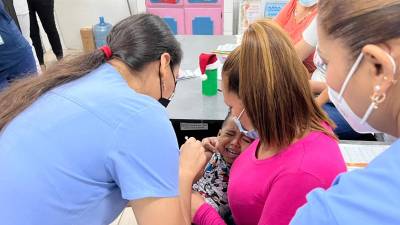 Un menor es vacunado contra la covid-19.