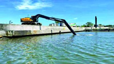 La Corporación Municipal pide parar construcción de un muelle privado y reanudar el dragado.