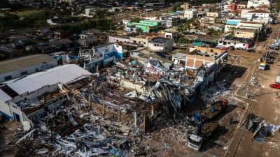 Las autoridades del sureño estado brasileño de Paraná declararon este sábado el estado de calamidad pública en los municipios afectados el viernes por un tornado sin precedentes que dejó al menos seis muertos y 750 heridos, así como una ciudad en un 90 % en ruinas.