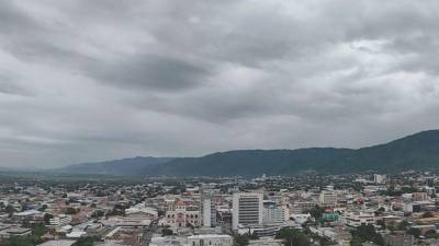 El posible ingreso de una onda tropical mantiene en alerta a las autoridades de protección civil por el pronóstico de lluvias.