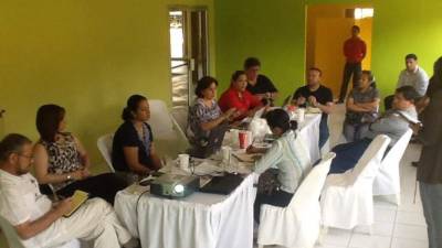 Empresarios y autoridades durante una reunión de trabajo.