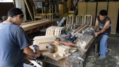 Carpinteros trabajan en la fabricación.