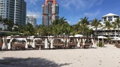 Una playa vacía espera a los visitantes en Miami Beach, Florida.