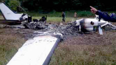La avioneta supuestamente cargada con droga quedó destruida en la pista clandestina en Colón, norte de Honduras.