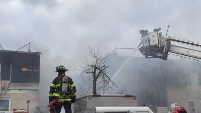 De acuerdo con el canal 2 de la cadena CBS, el incendio de hoy se produjo en un inmueble de tres pisos.