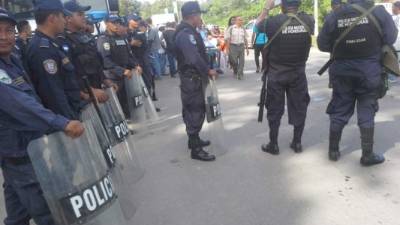 Policia Preventiva se traslado al lugar para mantener el orden de la protesta.