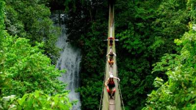 Hay puentes colgantes justo al lado de donde cae la catarata Los Chorros.