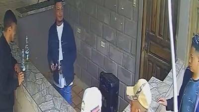 Cámaras de seguridad captaron el momento en que Alberto Zúniga Girón es atacado a balazos.