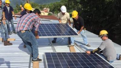 Instalación de paneles solares en los techos del Centro Técnico Loyola de El Progreso, Yoro.