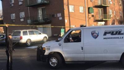 La policía fue llamada al lugar y se encontró con un apartamento 'con los muebles dados vuelta y vidrios rotos por todas partes'. Foto/Twitter