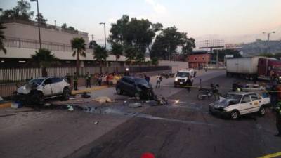 Dos conductores de camionetas y de un taxi protagonizaron la impactante colisión.