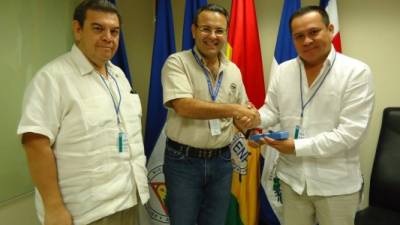 Leo Castellón, gerente general de la ENP, entrega un reconocimiento a Virgilio Silva, su homólogo salvadoreño.