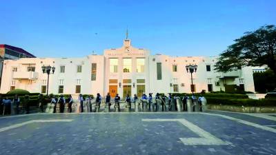 Las policías Nacional y Municipal resguardaron por varias horas el Palacio Municipal ante amenazas de protesta. Hector Edú.