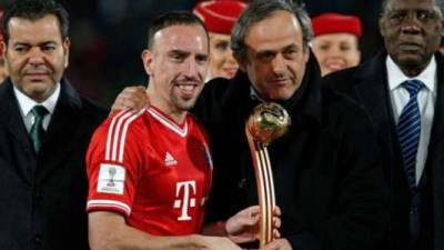 Franck Ribéry junto al presidente de la UEFA, Michel Platini.