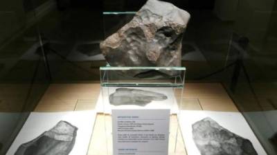 El único meteorito caído en Grecia conocido hasta ahora ha regresado al país en el que impactó hace dos siglos y se puede visitar en el Museo Herakleidon de Atenas hasta el 11 de noviembre. EFE