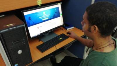 Un estudiante utiliza una de las computadoras especiales para no videntes.