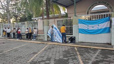 Decenas de docentes llegaron a la Departamental para protestar contra el nombramiento.