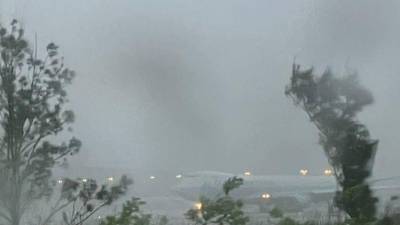 Vista del aeropuerto de Fort Lauderdale opacado por las torrenciales lluvias.