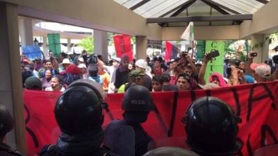 Organizaciones campesinas llegaron al hotel donde se desarrolla encuentro de mineros.