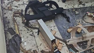 Varias armas de guerra y un lanzagranadas fueron encontrados este martes en una residencial de Villas Mackay en San Pedro Sula.