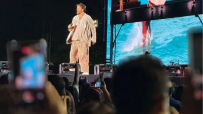Ricardo Arjona volvió a encontrarse con el público hondureño en una noche marcada por la nostalgia, la poesía urbana y los éxitos que han acompañado a varias generaciones. El cantautor guatemalteco se presentó anoche en el estadio Héctor “Chochi” Sosa, en Tegucigalpa, ante miles de seguidores.