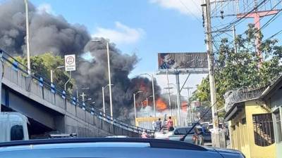 Incendio de grandes proporciones en el bulevaar Comunidad Económica Europea.