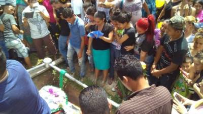 Los restos de Nelson Ovel Monge Paredes fueron enterrados ayer en un cementerio privado de la colonia López Arellano.