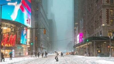 Vista de nieve acumulado en una calle de Nueva York.